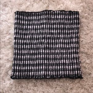 Black and white strapless top!